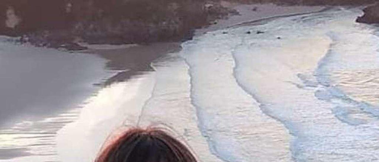 Alba Romero, en la playa de Torimbia.