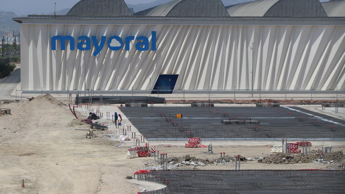 Obras en los terrenos de Mayoral, donde se está construyendo un centro logístico.