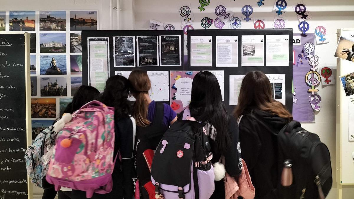 Un grupo de alumnas visita la exposición en el centro educativo.