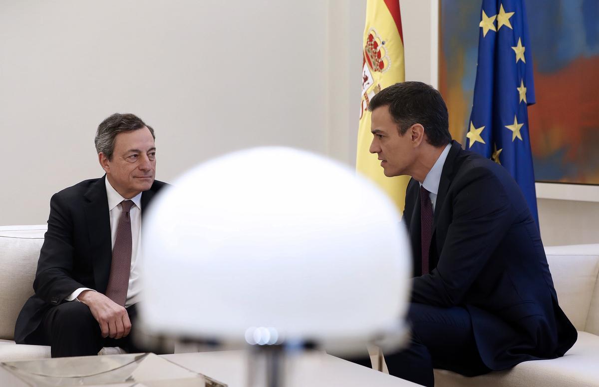 El presidente del Gobierno, Pedro Sánchez (d), y el presidente del Banco Central Europeo (BCE), Mario Draghi, durante una reunión en Moncloa el 4 de febrero de 2019.