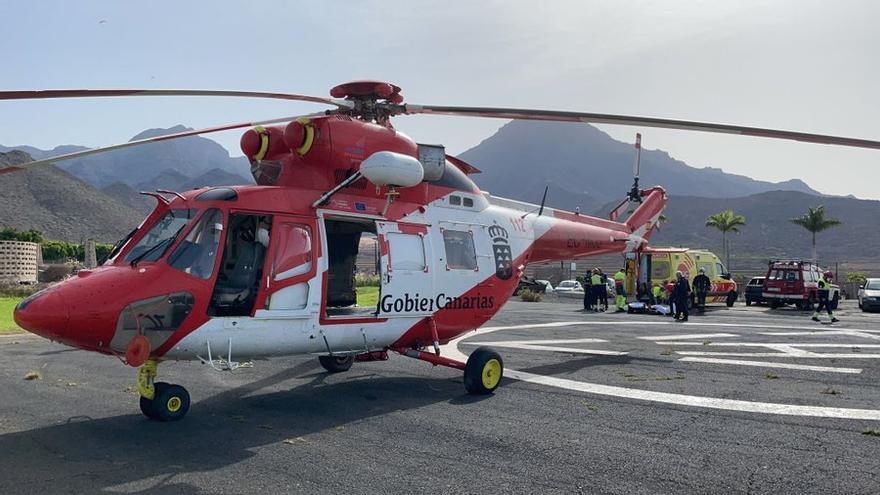 Un joven resulta herido al sufrir una caída en la Playa Diego Hernández