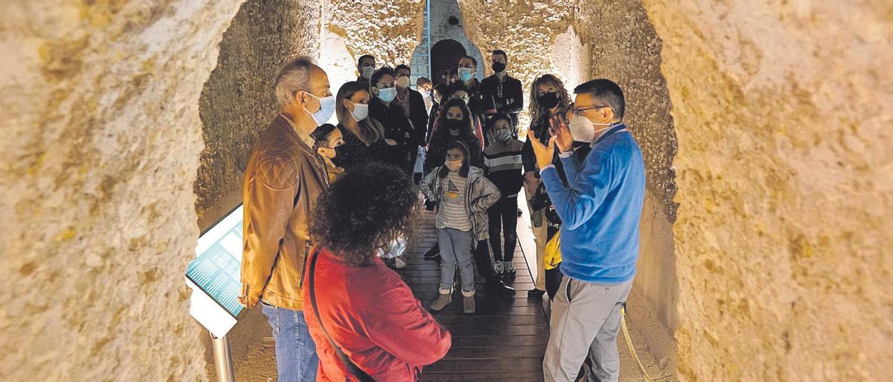 Un grupo de escolares, durante una visita a las cisternas romanas del cementerio de Monturque.