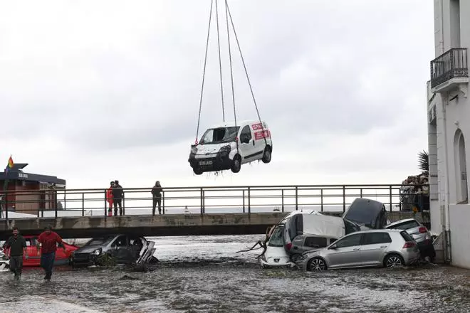 En imágenes | Una riada en Cadaqués arrastra hasta 30 vehículos
