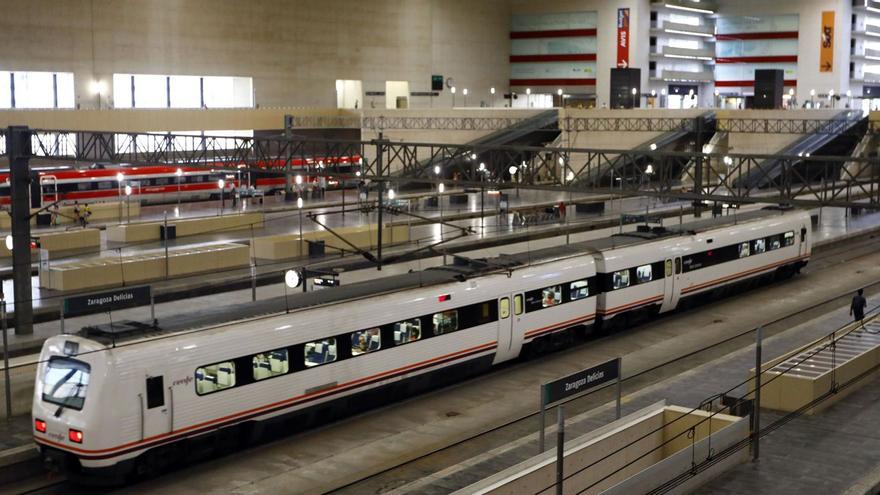 Un tren regional de Renfe hace su entrada en la estación intermodal de Delicias, en Zaragoza.