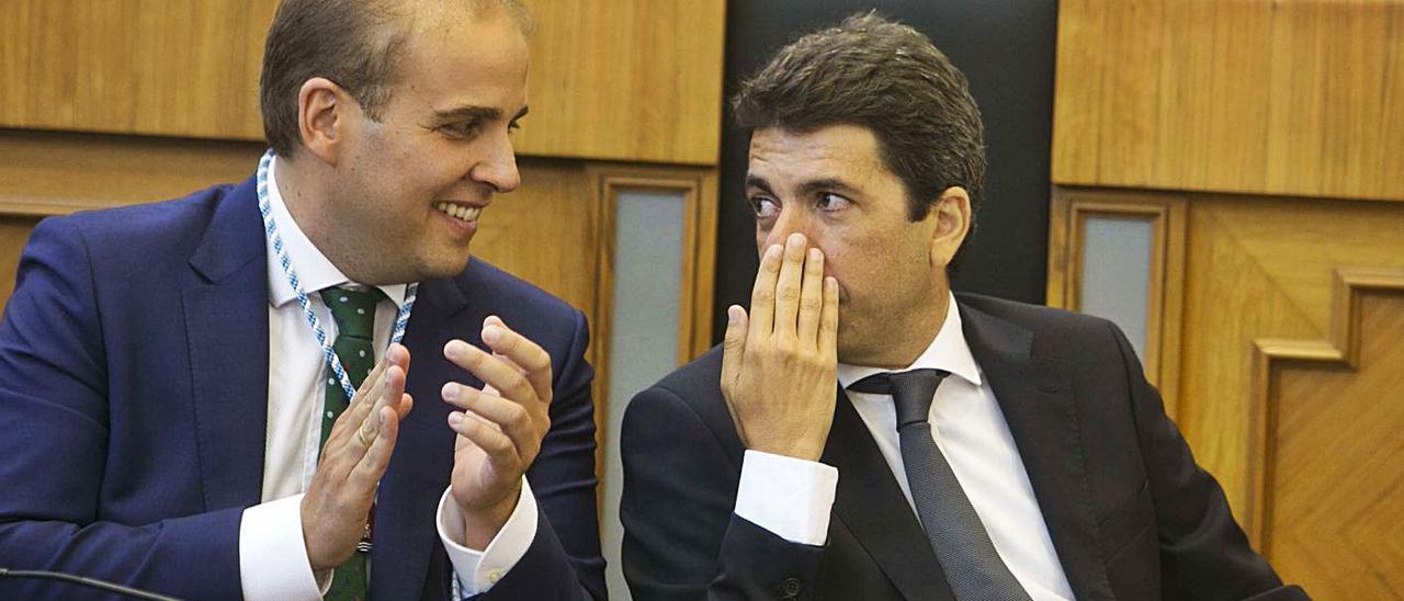 Adrián Ballester y Carlos Mazón, en la primera sesión de esta legislatura en la Diputación de Alicante. | RAFA ARJONES