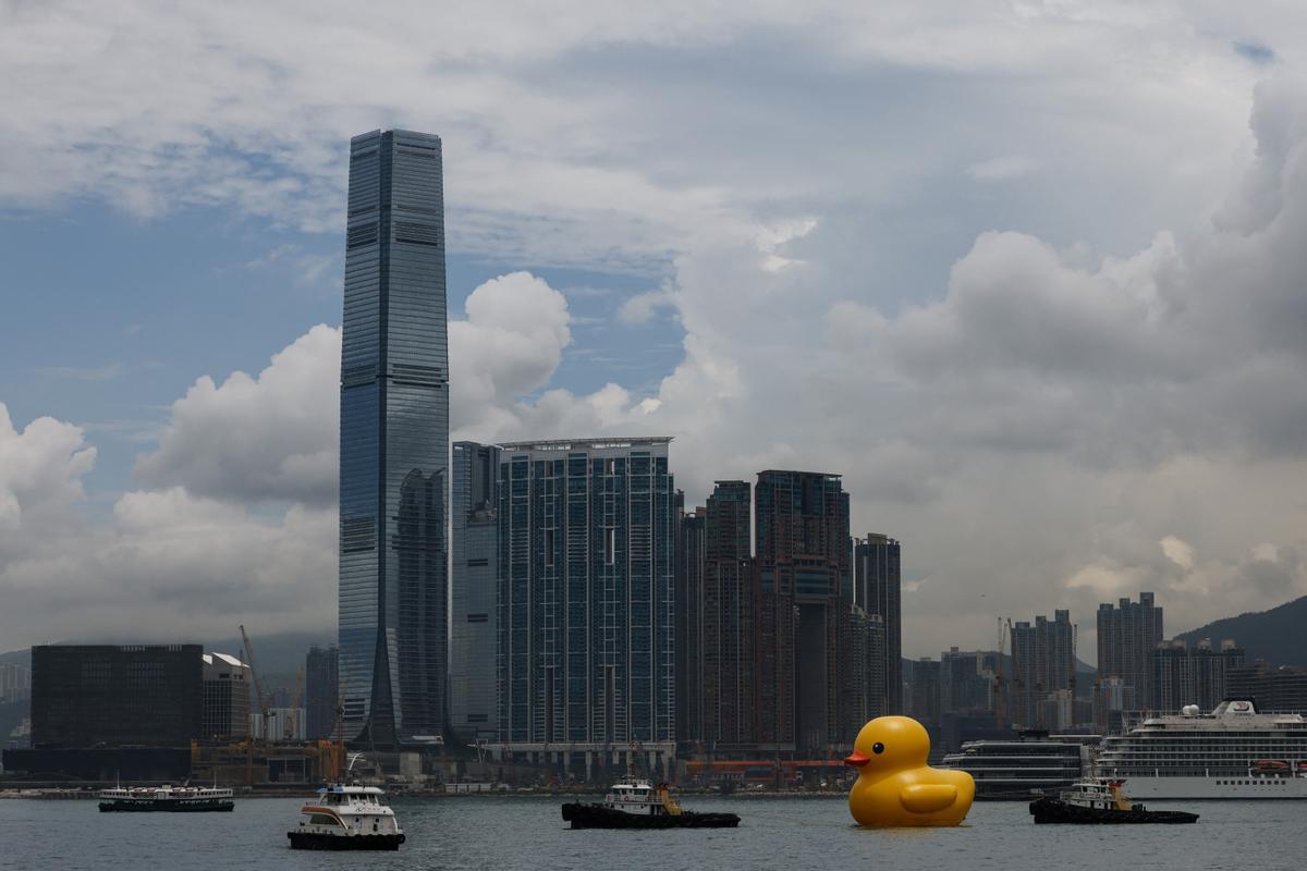 Los patos de goma del artista Florentijn Hofman, en el puerto de Hong Kong