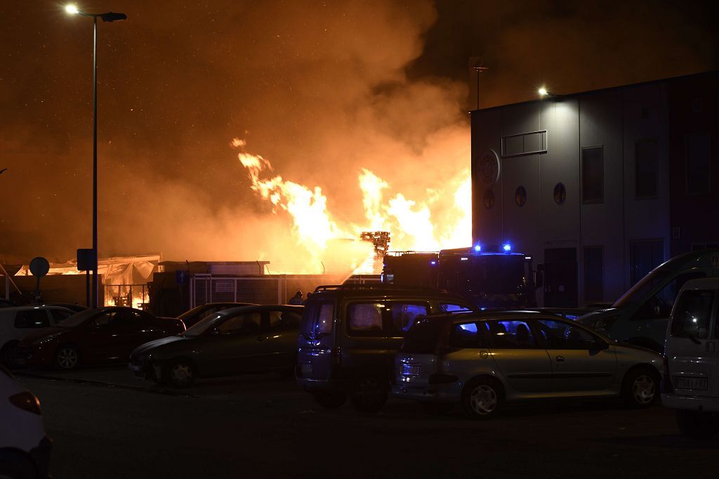 Estas son las imágenes que el aparatoso incendio de Puente Tocinos ha dejado este sábado