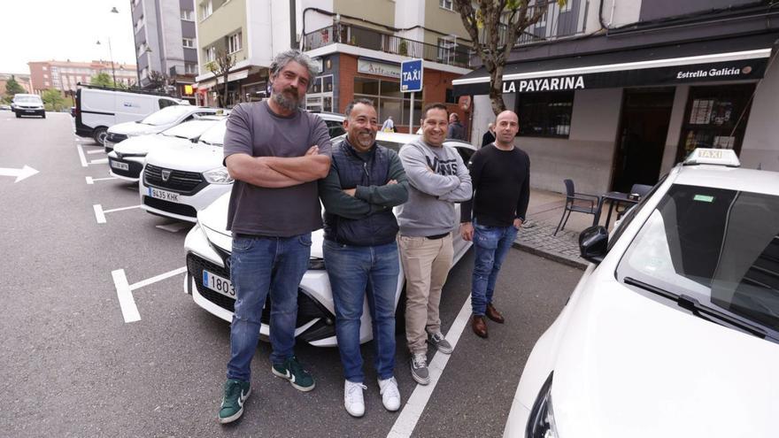 Jonathan Eiriz, Fernando López, Félix Loya y Pedro Díaz, taxistas de Avilés. | L. MURIAS