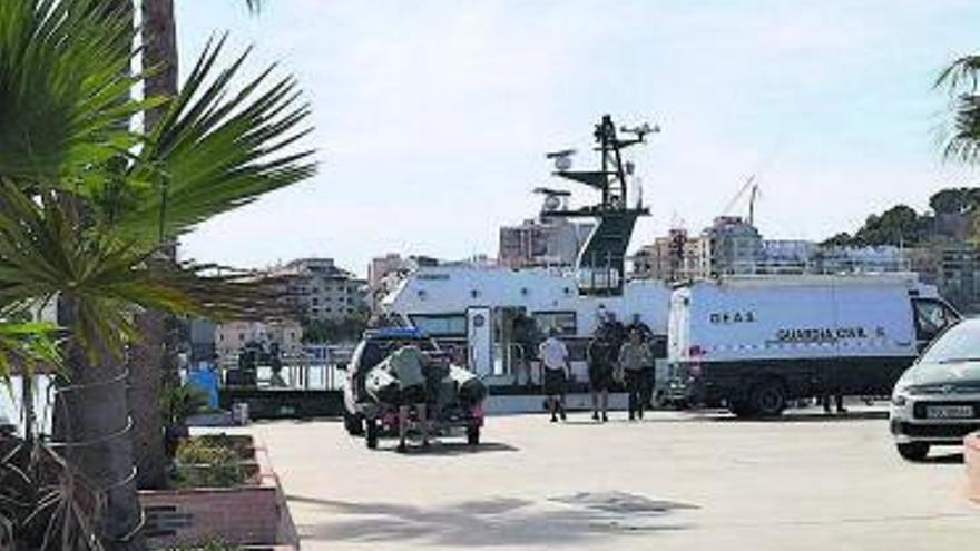 La furgoneta de los GEAS, ayer en Dénia.