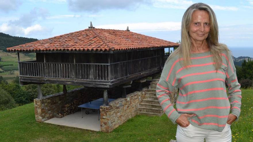 Isabel San Sebastián, en su casa de Cudillero.