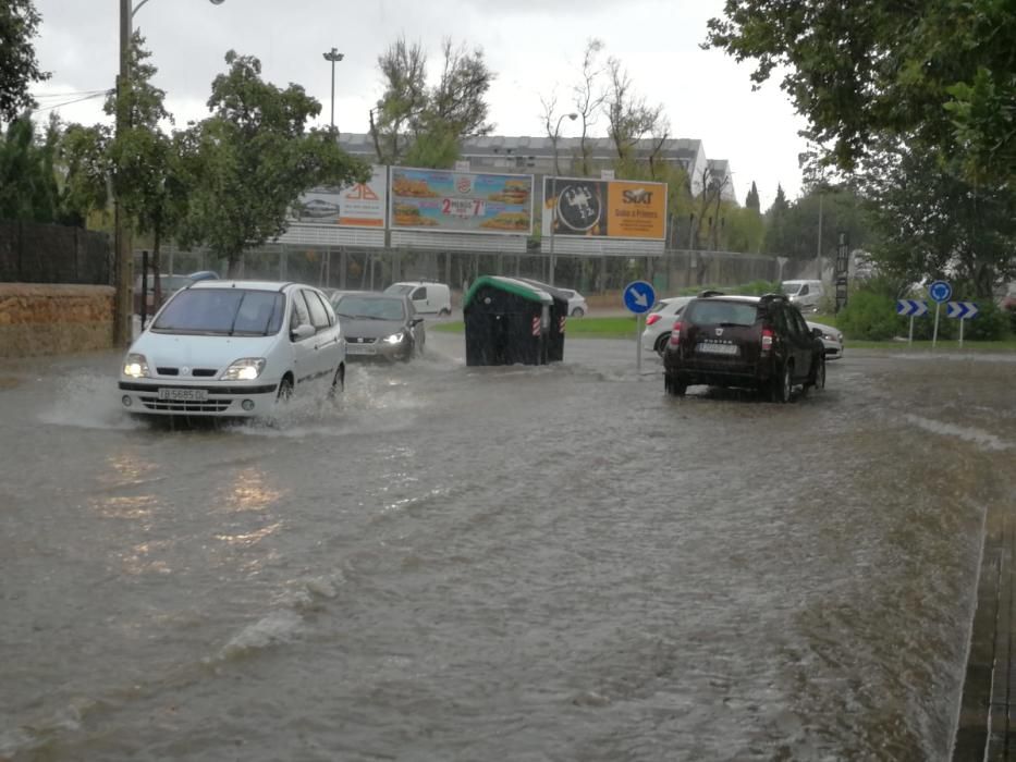 Calles inundadas por la tormenta en la rotonda de Son Moix