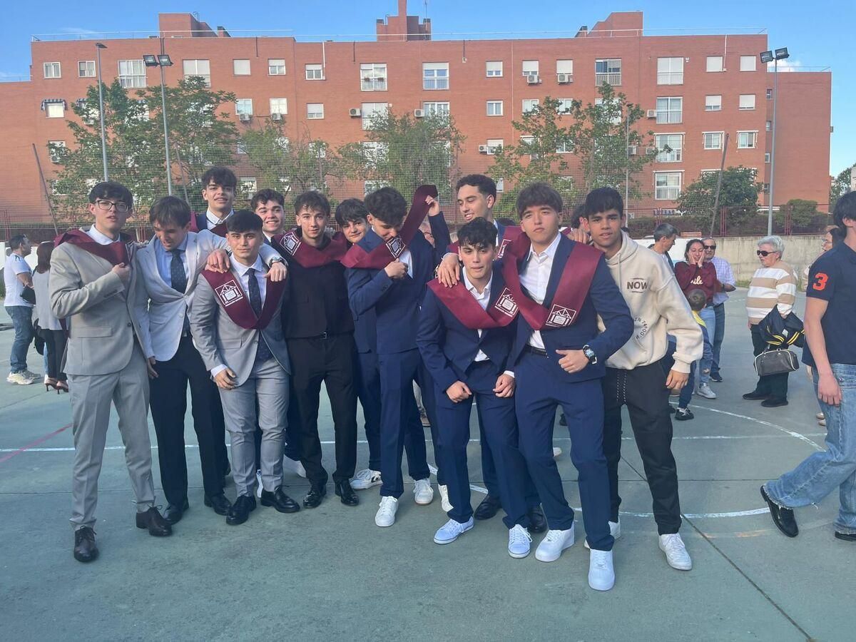 Álvaro, junto a sus amigos