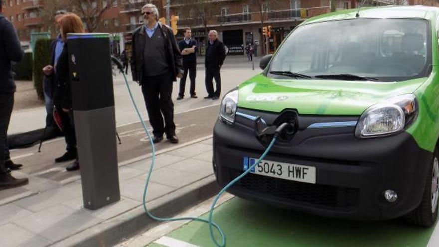 Primer punt de càrrega públic a Manresa per a vehicles elèctrics, obert el 2015 al costat de la UPC