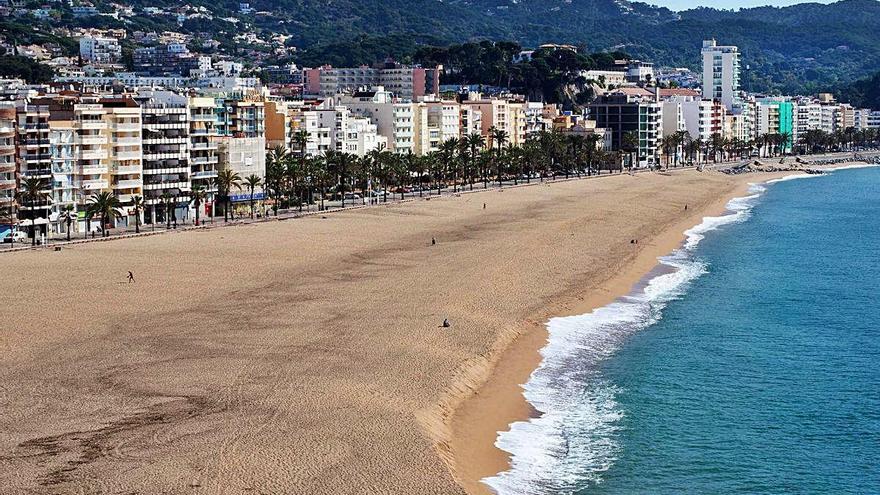 La platja de Lloret de Mar, ara pràcticament deserta i sense turistes.