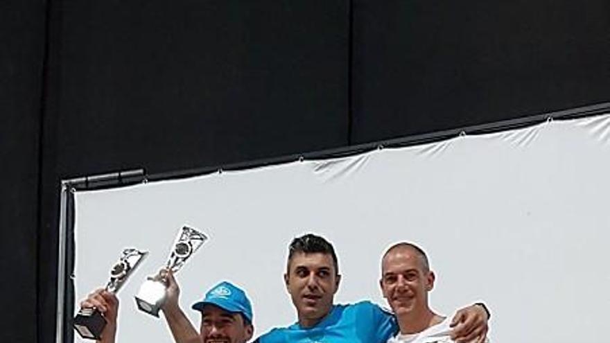 Xavier Borrás, al centro, con el trofeo que le acredita como campeón de España.