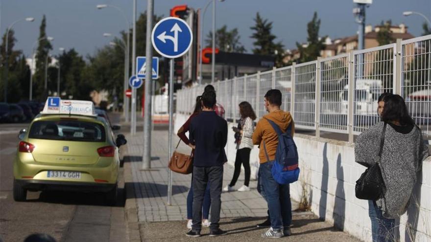 La huelga de los examinadores afectará hoy a unos 90 alumnos