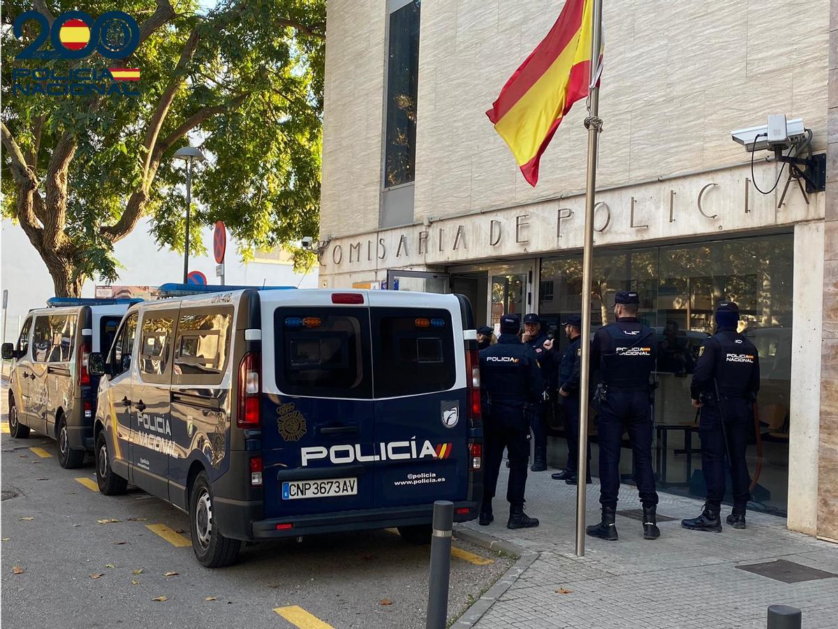Agentes de la Policía Nacional en la Comisaría de Manacor.