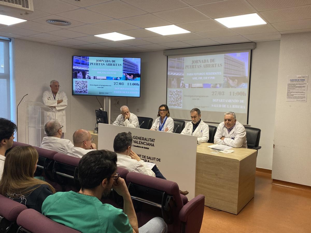 Los responsables del hospital, durante la presentación.