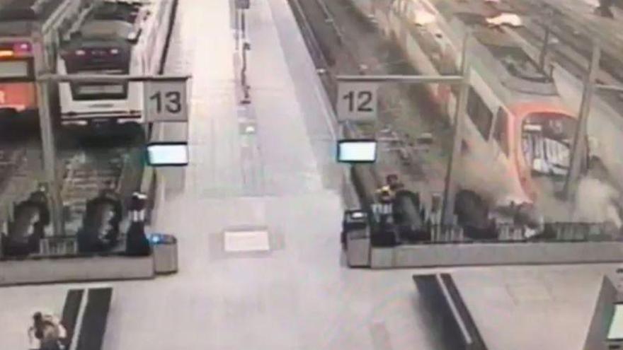 Un vídeo recoge el momento del choque del tren en la estación de França