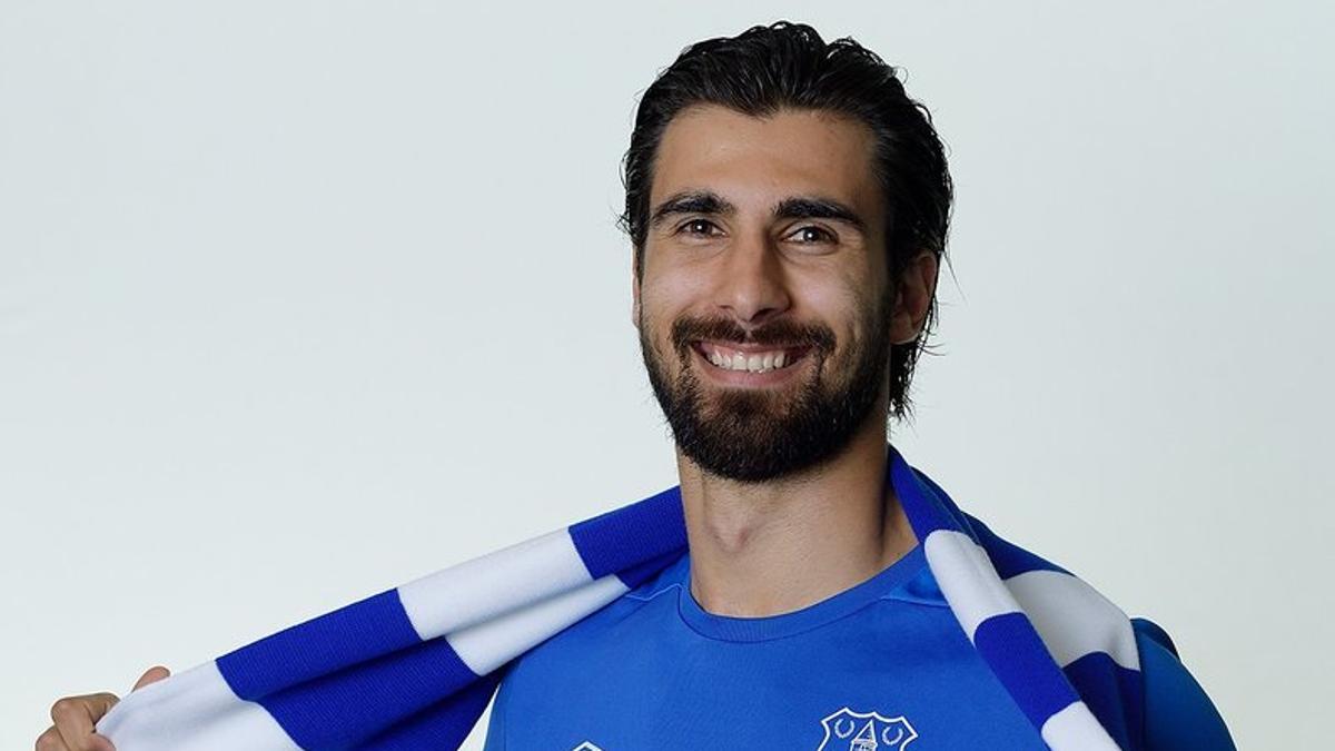 André Gomes posa con la camiseta del Everton.