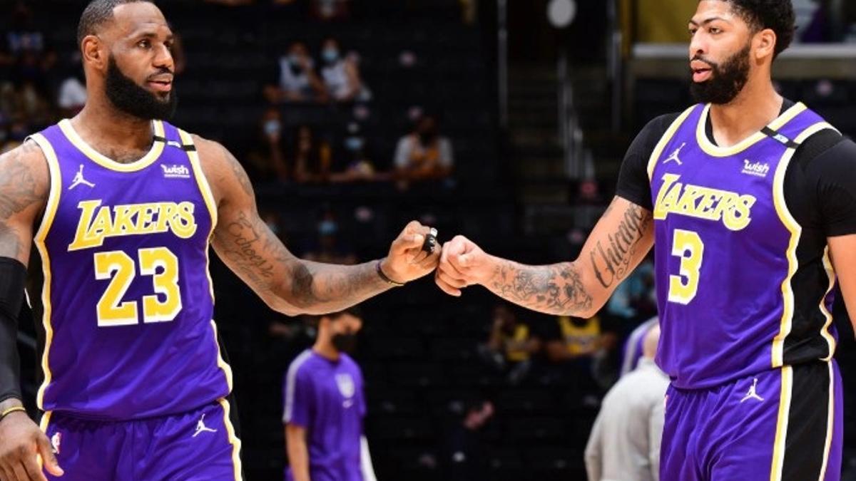 LeBron James y Anthony Davis con Los Angeles Lakers