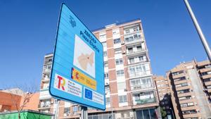 Archivo - Un cartel anuncia la Zona de Bajas Emisiones (ZBE) en Plaza Elíptica, a 4 de enero de 2023, en Madrid (España).