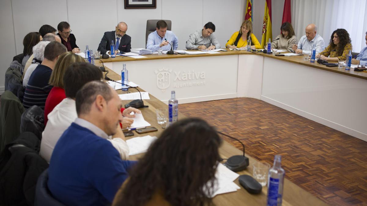 Regidores de la corporación en un pleno de Xàtiva, en una imagen de archivo.