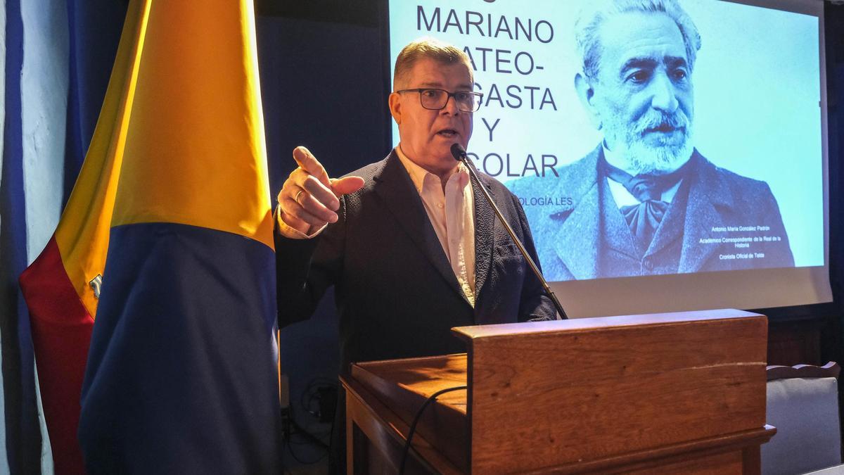 El historiador Antonio María González Padrón durante su conferencia en la Casa Museo León y Castillo