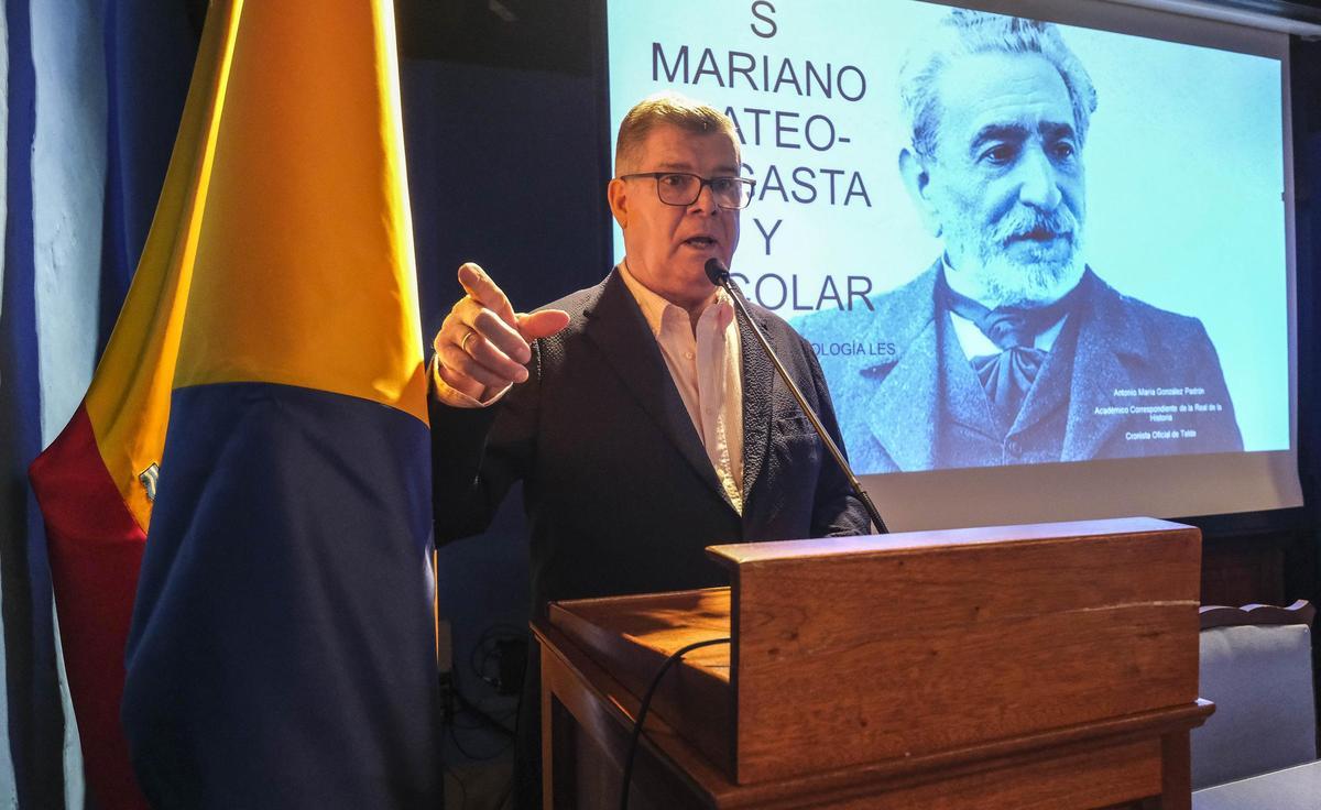 El historiador Antonio María González Padrón durante su conferencia en la Casa Museo León y Castillo