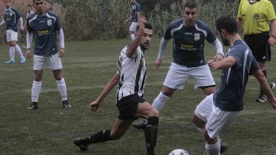 Una acción del duelo del domingo entre Bueu y Romay. // Santos Álvarez