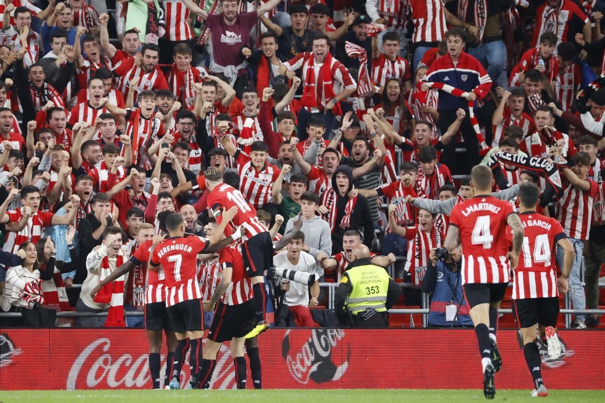 BILBAO, 30/09/2022.- Los jugadores y la afición del Athletic de Bilbao celebran el segundo gol de Iñaki Williams que posteriormente fue anulado, durante el encuentro de la jornada 7 de LaLiga Santander que el Athletic Club de Bilbao y la UD Almería disputan este viernes en el estadio de San Mamés, en Bilbao. EFE/ Luis Tejido