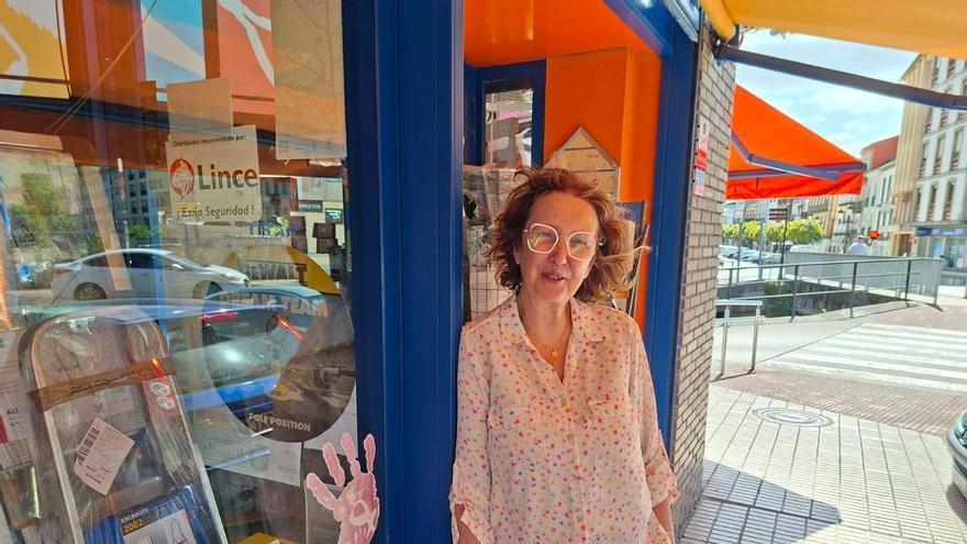 Ana María Pérez, la tercera generación de una saga de ferreteros veigueños, recibe con orgullo el premio al "Comerciante Decano"