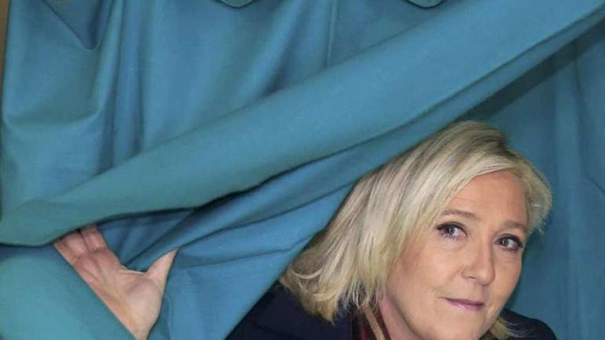 Marine Le Pen, tras recoger su voto en la cabina. // Reuters