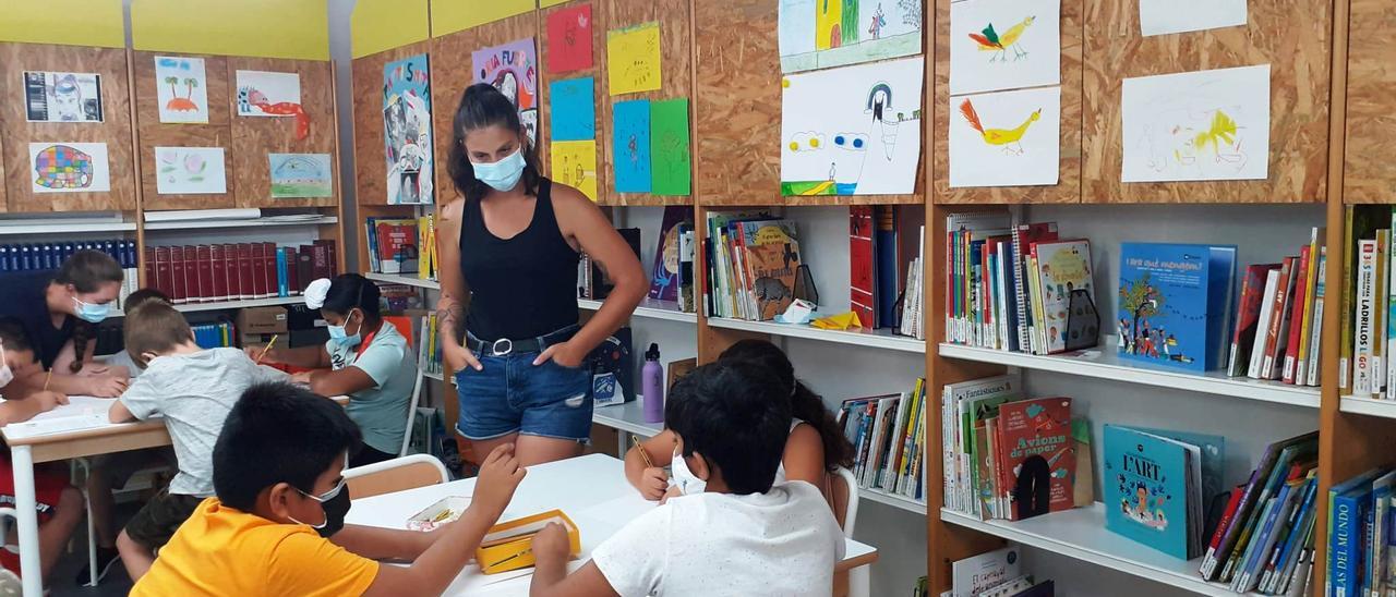 Alumnos trabajando en su aula.