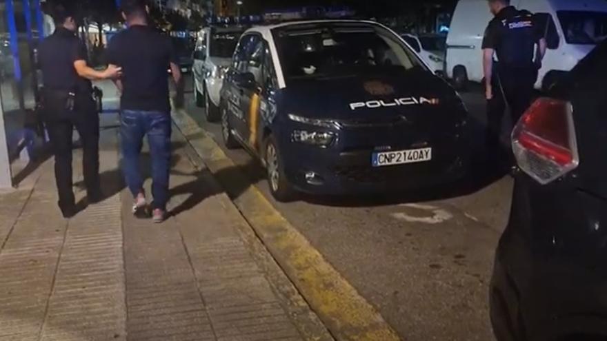 El traslado a Comisaría de uno de los detenidos en el operativo en el que participó FARO.