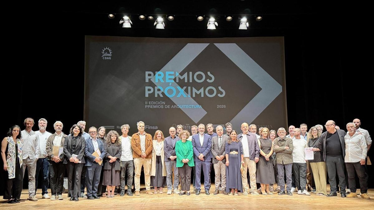 Autoridades e galardoados cos Premios Próximos, na gala celebrada no Teatro Principal de Santiago.