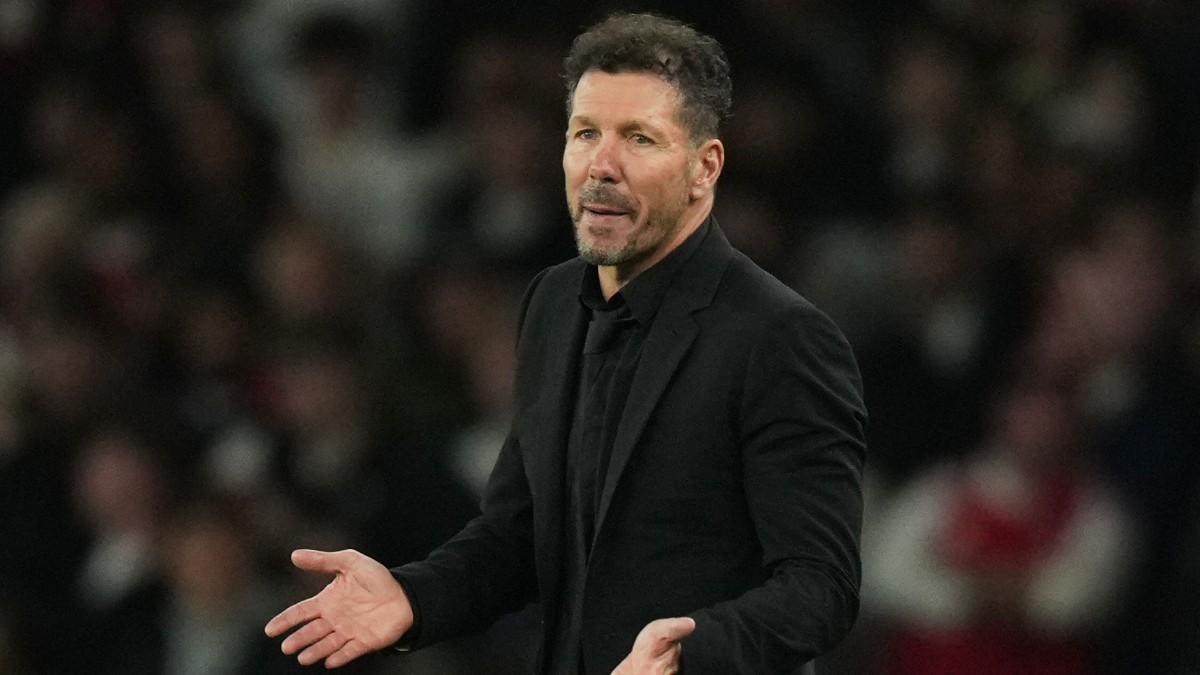 Simeone, en la banda del Emirates Stadium