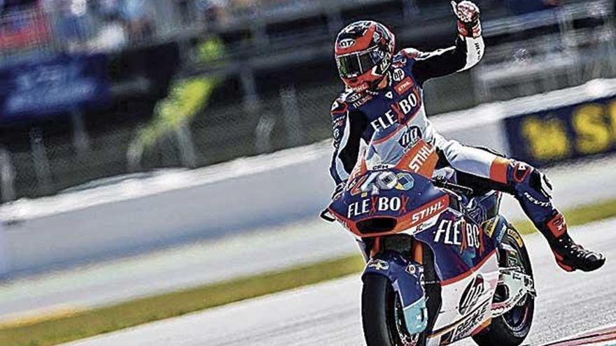 Augusto Fernández celebra la primera pole position de su carrera.