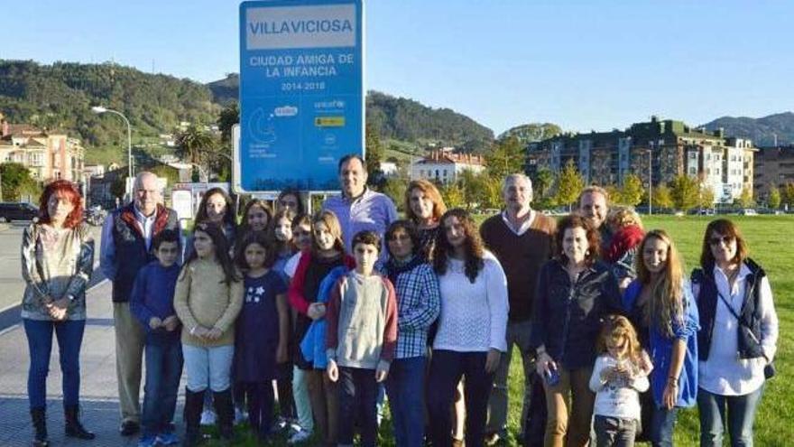 Los asistentes al acto, delante de la la placa.