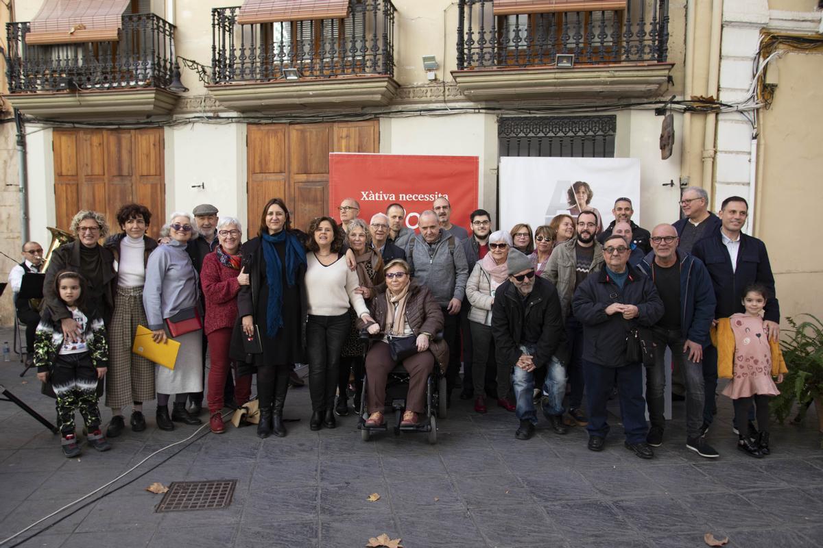 Xàtiva. Presentación de la candidata de Xàtiva unida con la consellera Rosa Pérez y Miquel Lorente