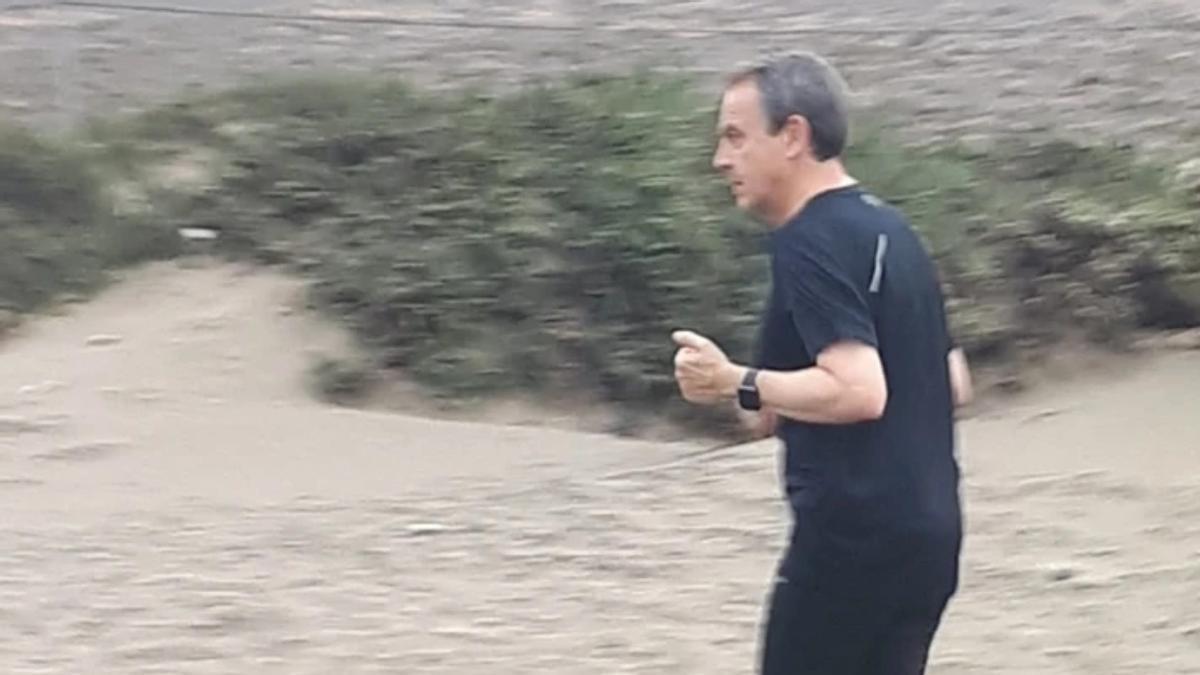 José Luis Rodríguez práctica el ‘running’ en Caleta de Famara.