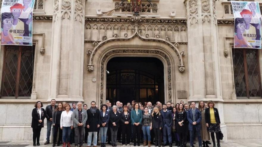 Altos cargos y trabajadores del Consell durante la lectura del manifiesto