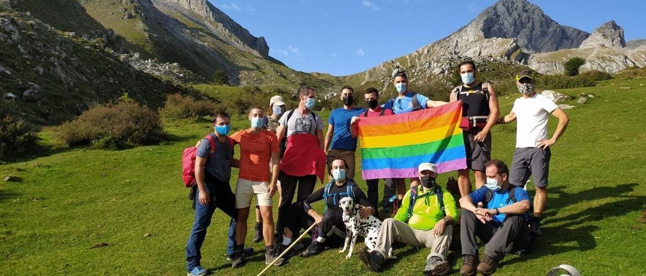 Integrantes de la asociación deportiva Faciendo Camín, que realizará el homenaje a Rambal, en las Ubiñas.