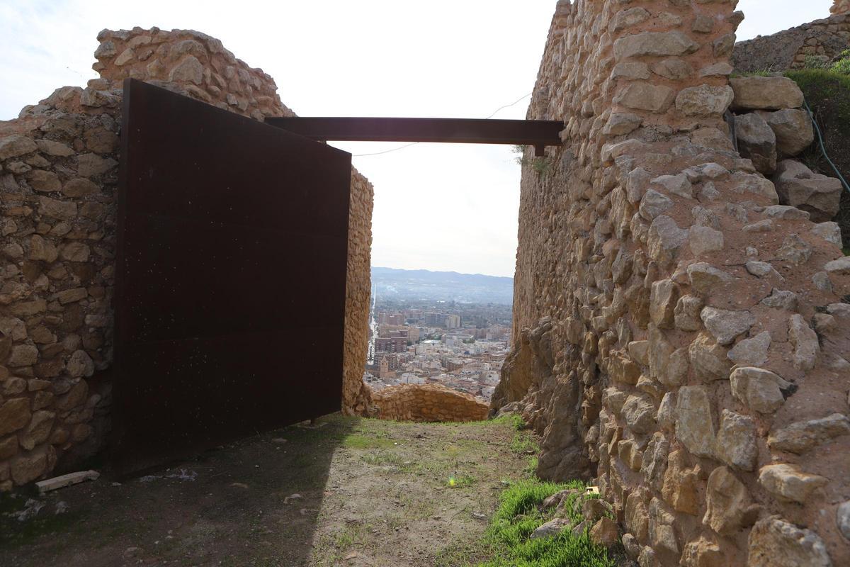 Nueva puerta de acceso, desde el interior del castillo.