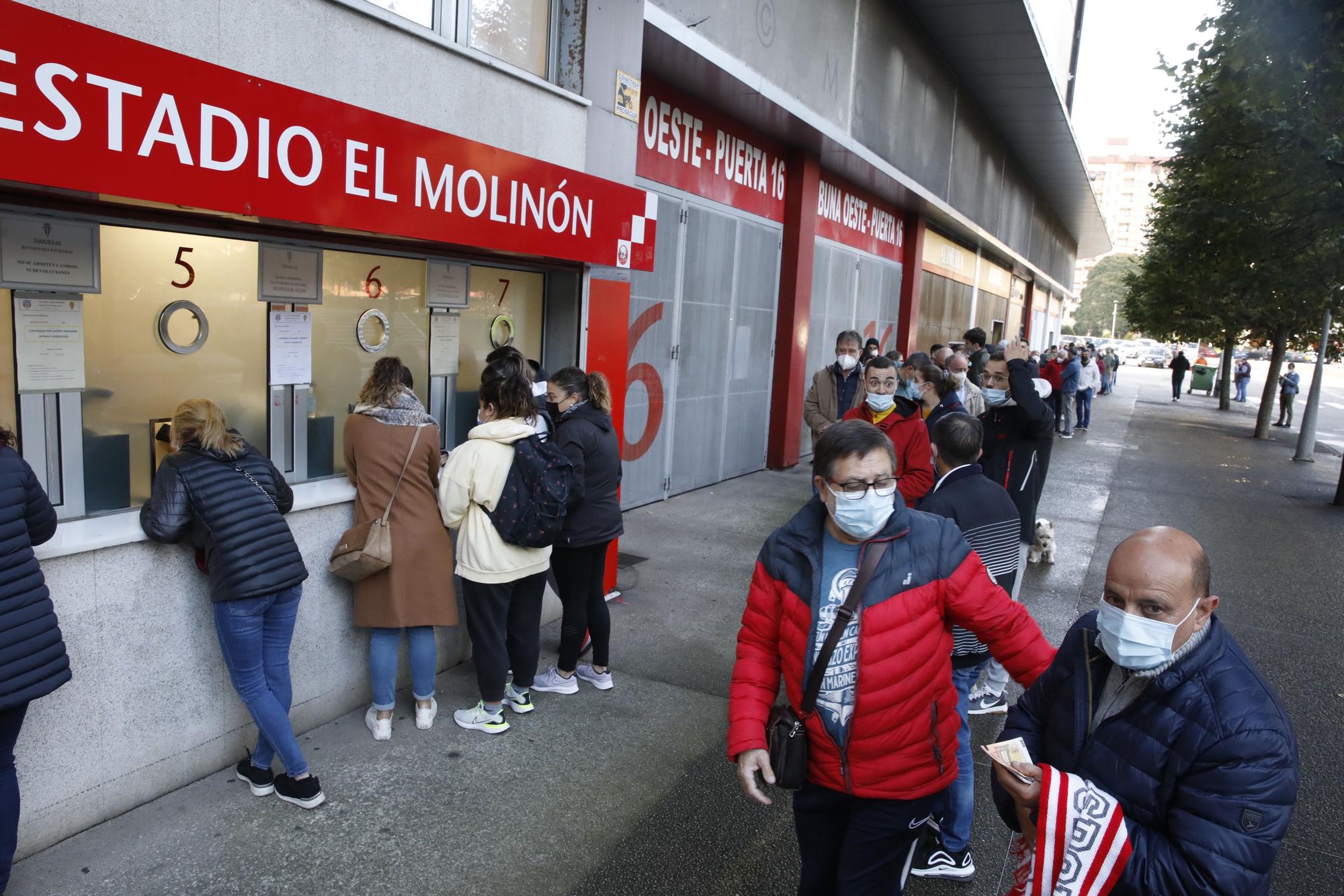 Colas en El Molinón para comprar las entradas para el partido ante el Lugo