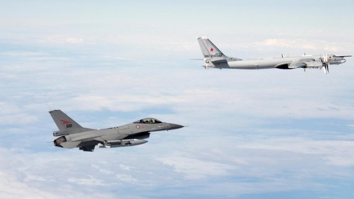 Un avión de la fuerza aérea noruega (izquierda) vuela junto a un avión ruso, en una imagen facilitada por el Ejército de Noruega.