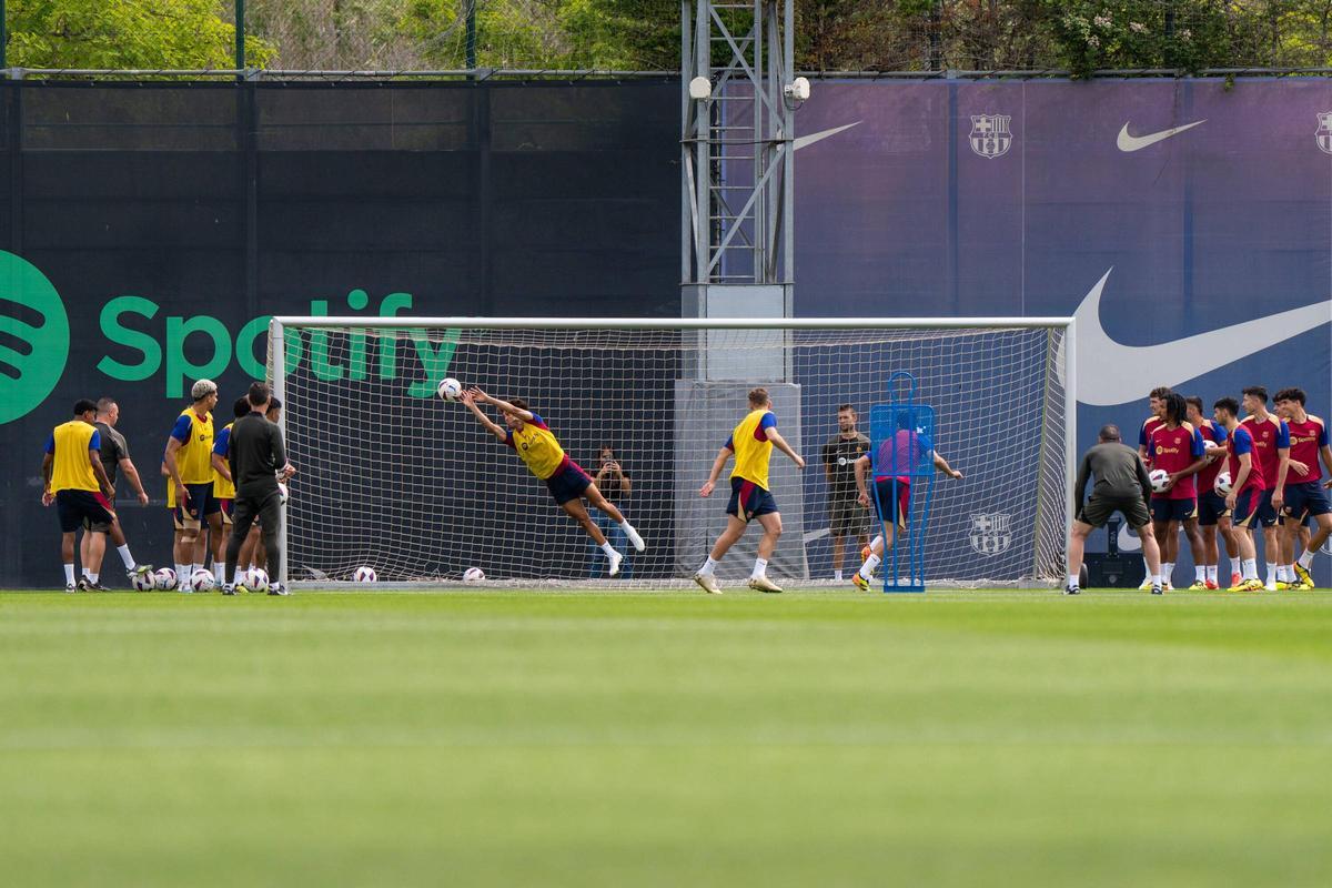 . Último entrenamiento de Xavi Hernández con el Barça, en la Ciutat Esportiva Joan Gamper.
