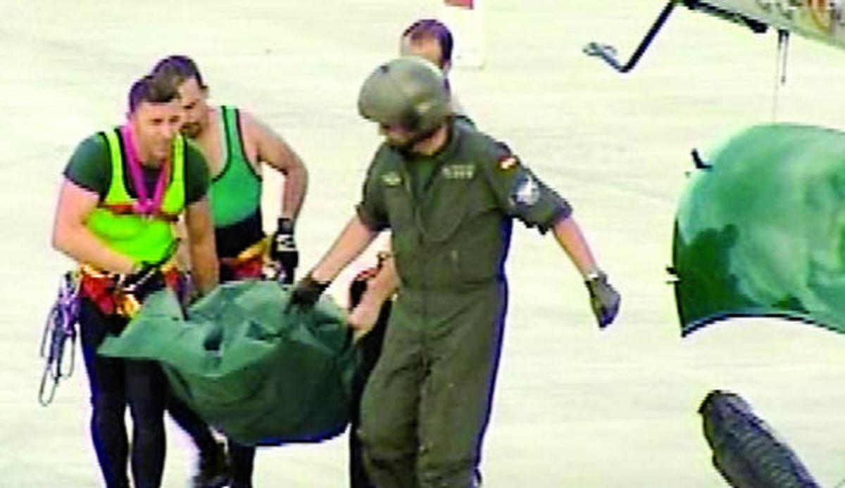 Momento en el que la Guardia Civil recupera el cadáver del senderista.