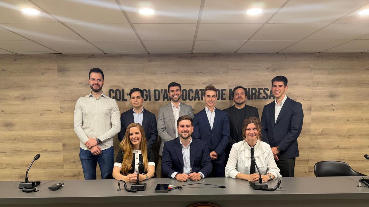 Foto de família dels nou comitè executiu del Grup de l’Advocacia Jove de Manresa