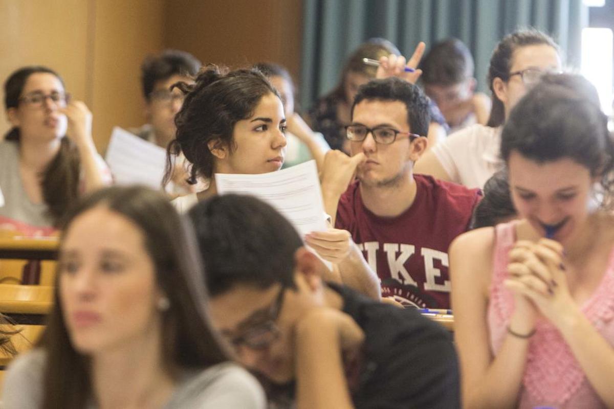 Los alumnos hacen los exámenes Los alumnos hacen los exámenes